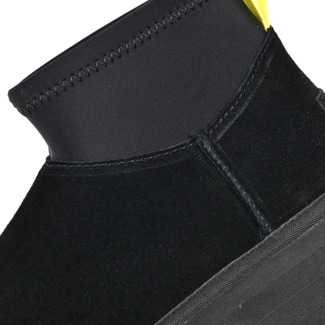 Pick up locally 💰600 Core recommended good price It is a very suitable choice for home furnishings. In the new year, uug launched a series of styles, which are partial to the preferences of young consumers and have also moved to the forefront of fashion trends. Shoe body material: water-repellent coated suede upper, 17 mm UGGPURE™ implantable wool insole, lightweight non-slip and comfortable rubber outsole, with brand LOGO and trademark, with full packaging Size: 35 36 37 38 39 40